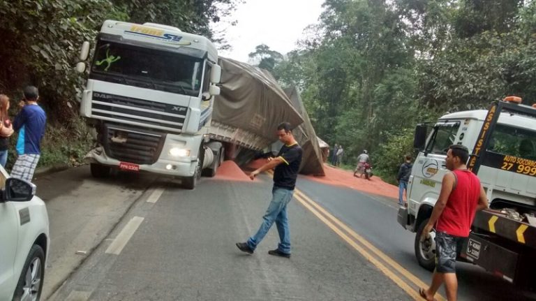Interdição parcial na BR-262 após tombamento de carreta