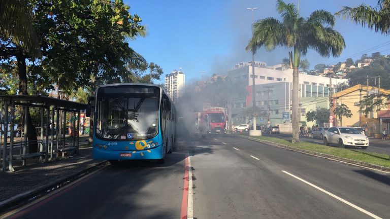 Ônibus do Transcol pega fogo na avenida Beira-Mar