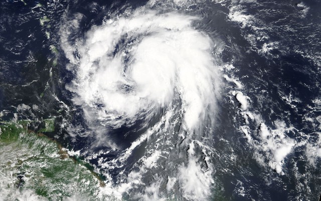 Com categoria 4, furacão Maria continua forte e chega a Porto Rico