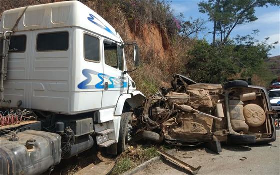 Carreta invade contramão e mata quatro em rodovia no Estado