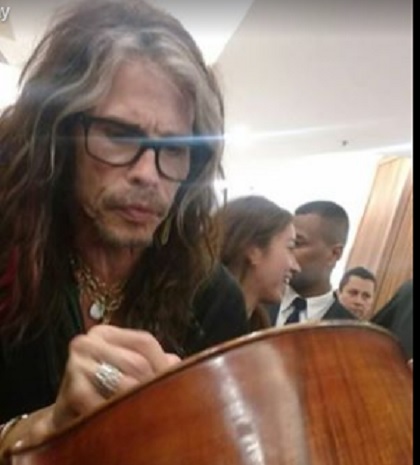 Steven Tyler, vocalista do Aerosmith, canta com artistas de rua no Rio