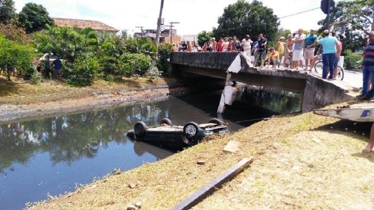 Carro cai dentro de valão após ‘fechada’
