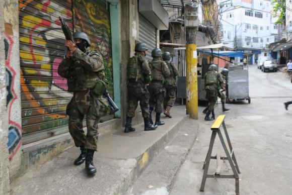 Após dia de confrontos, Rocinha tem madrugada de aparente tranquilidade