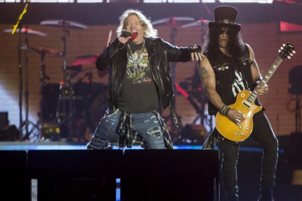 Volta de formação clássica salva show do Guns da voz desastrosa de Axl
