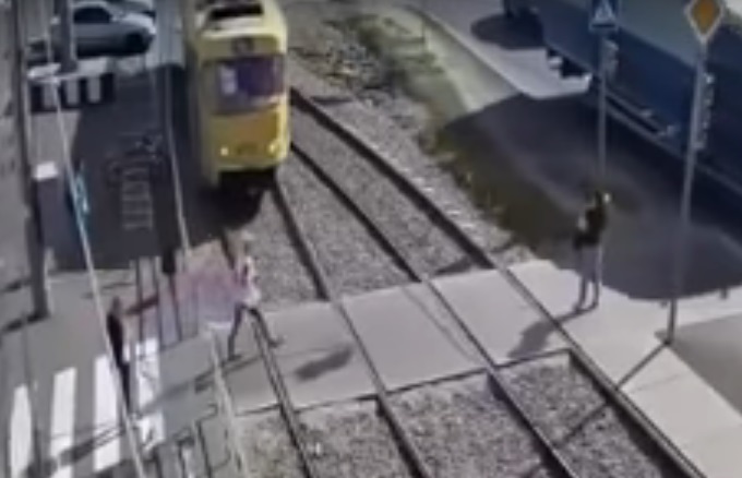 Mulher se distrai com celular e perde perna ao ser atropelada. Veja o vídeo