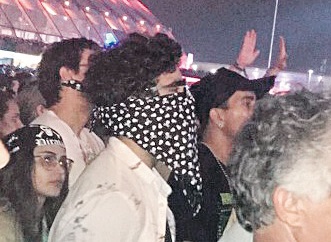 Galã usa disfarce e curte Rock in Rio no meio do publico
