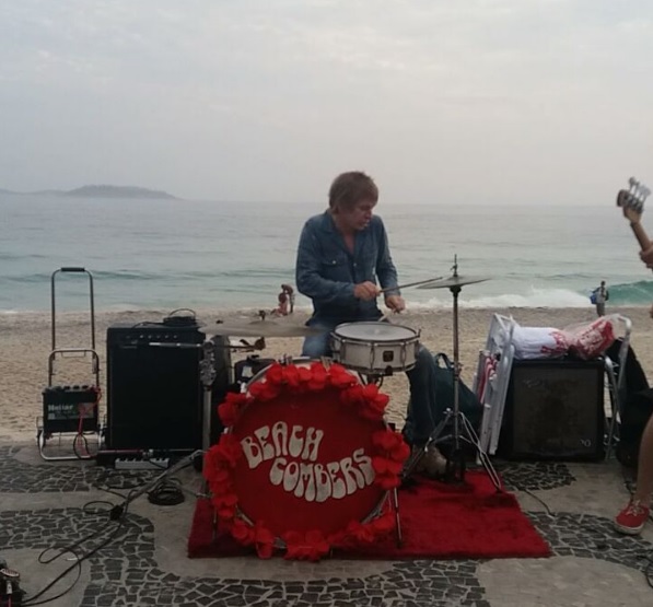 Zak Starkey, baterista do The Who, toca na praia de Ipanema. Veja vídeos