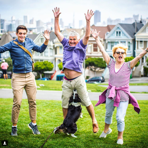 Cachorro faz ‘photobomb’ em foto de família e viraliza nas redes sociais
