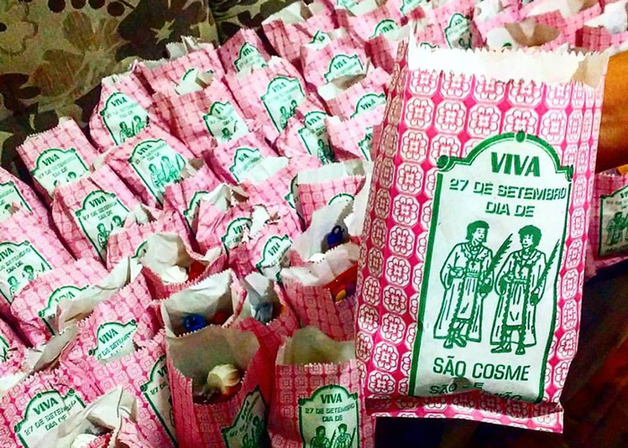 Distribuição de doces de Cosme e Damião termina em tumulto em Vitória