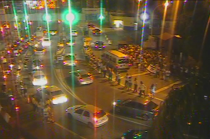 Trânsito intenso e ato na praça de pedágio da Terceira Ponte