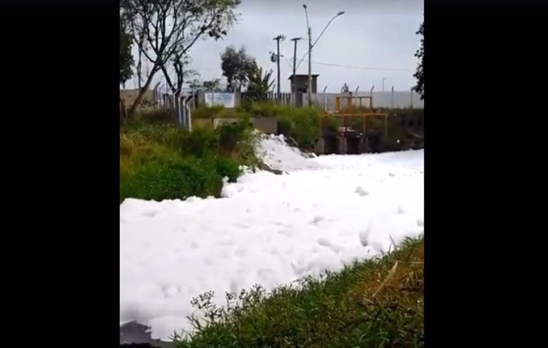 Prefeitura diz que espuma branca no Rio Jucu foi causada por nível elevado de canal