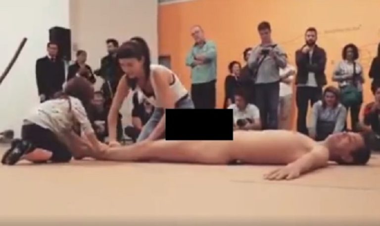 Interação de crianças com artista nu em museu gera revolta nas redes sociais
