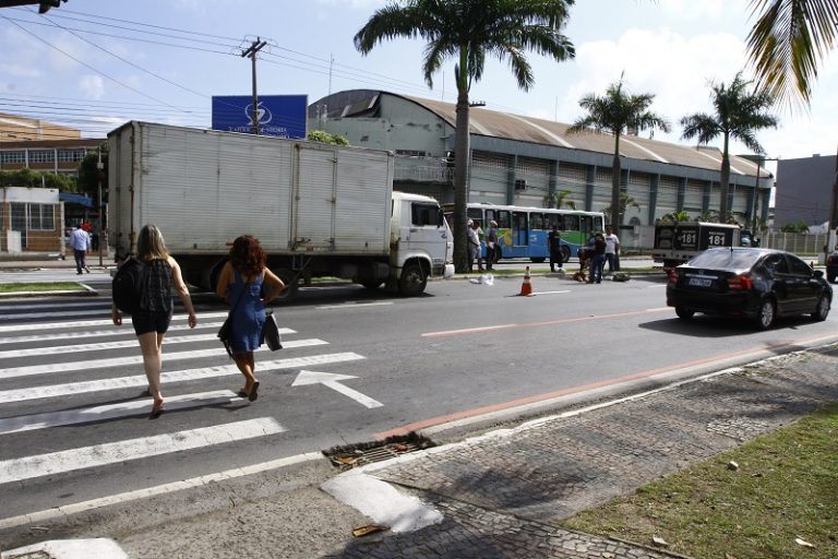 Aposentada de 69 anos morre atropelada por caminhão na faixa de pedestres