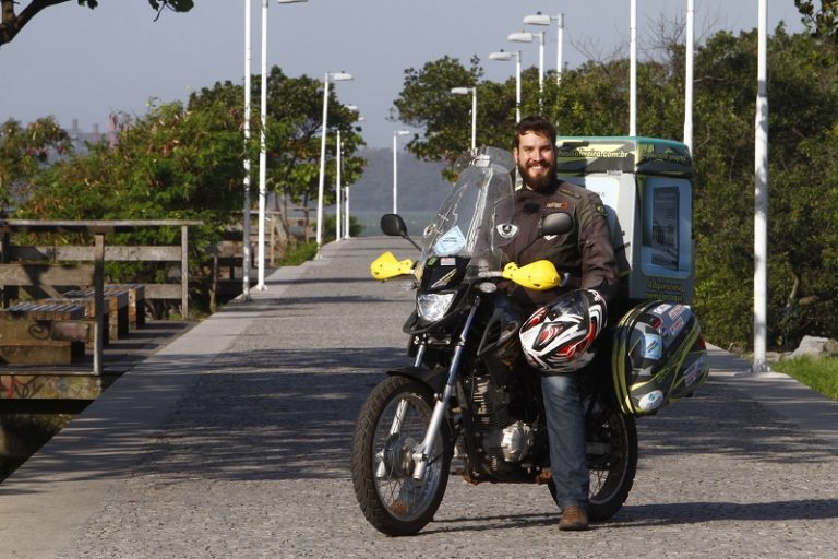 Jovem perde 40 kg e vai aos EUA de moto