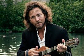 Eddie Vedder faz show em rua de Chicaco no meio da noite