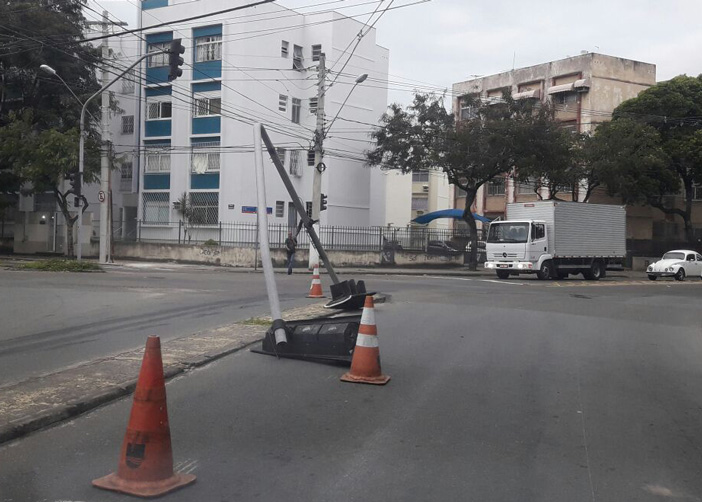 Ventos fortes podem ter derrubado semáforo em bairro de Vitória
