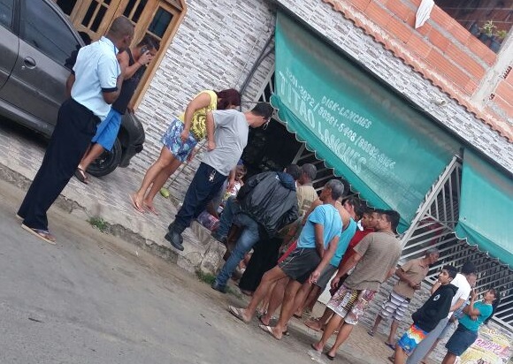 Comerciante é atingido por bala perdida durante tiroteio em bairro da Serra