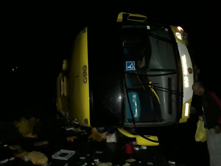 Ônibus tomba a caminho do Espírito Santo; três pessoas morreram