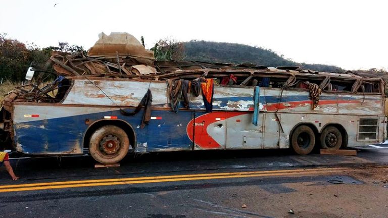 Acidente com ônibus mata pelo menos 6 em Minas