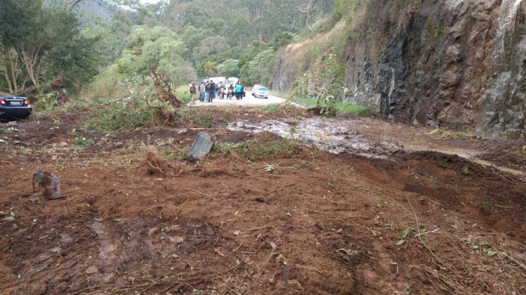 BR-262 interditada em Domingos Martins por causa de deslizamento de barranco