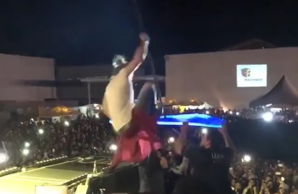 Luan Santana cai de grua durante show. Veja vídeo
