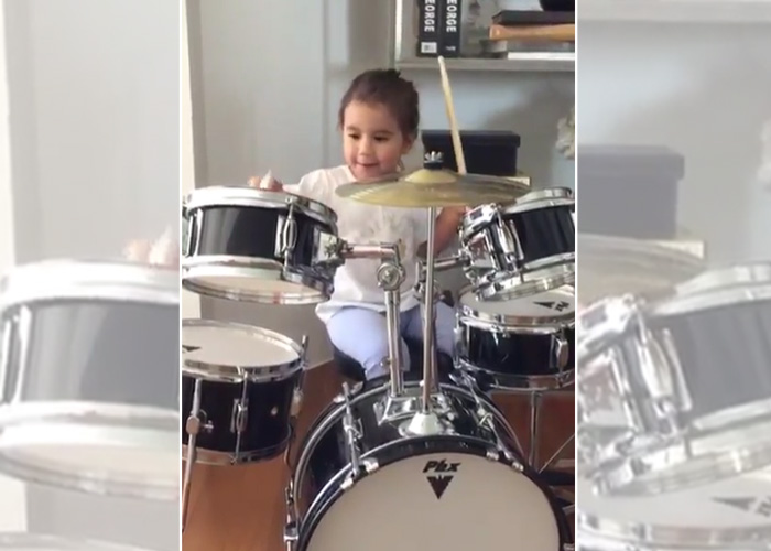 Deborah Secco publica vídeo da filha, Maria Flor, tocando bateria