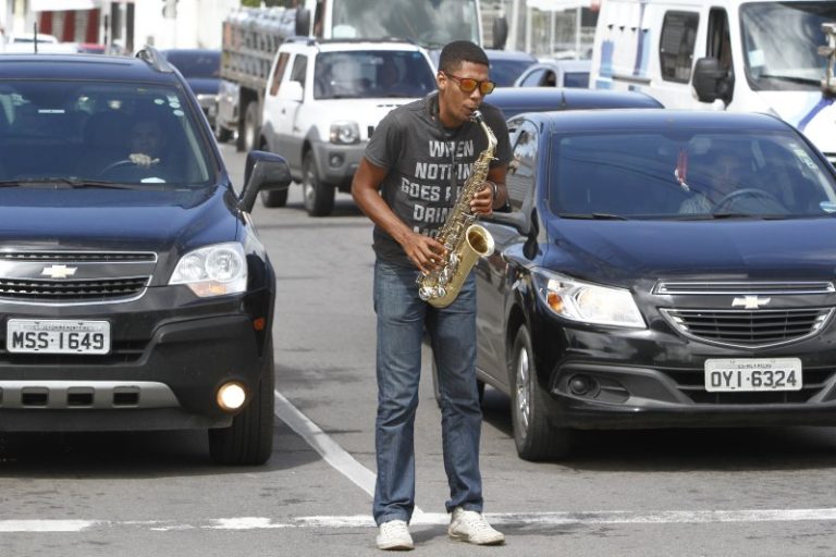 Show de sax nas ruas para realizar sonho de virar professor de Matemática