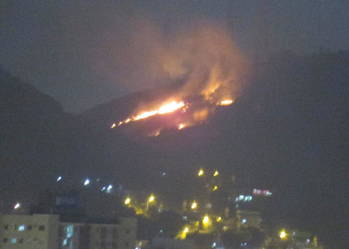 Incêndio destrói parte de vegetação em morro de Vila Velha