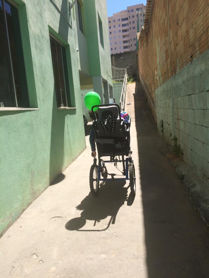 Menino com deficiência é deixado em escola e turma vai ao cinema