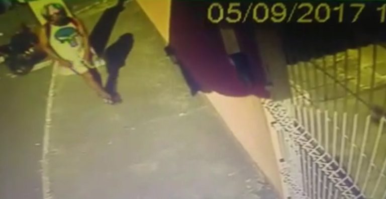 Câmera flagra homem se masturbando em frente a escola