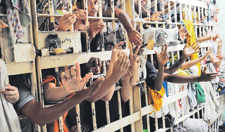 Senado aprova lei que libera presos de cadeias lotadas