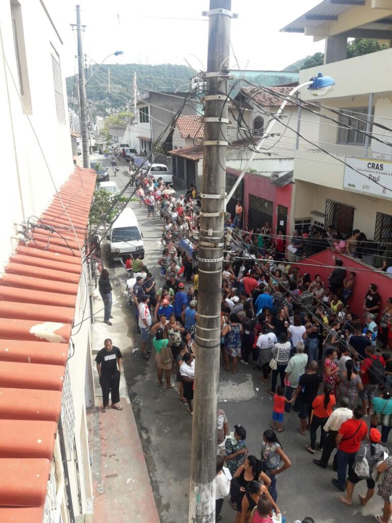 Fila para se cadastrar no Bolsa Família em Paul impressiona