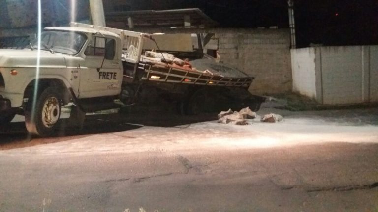 Motorista perde controle e caminhão invade casa na Serra