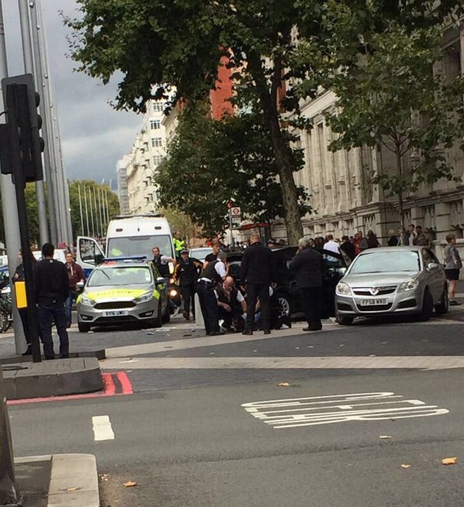 Carro invade calçada e atropela pedestres em Londres