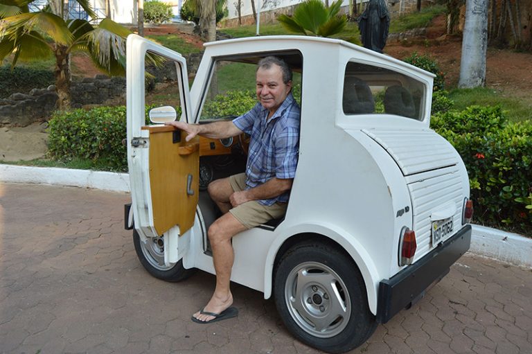 Conheça Adelson, de Cachoeiro, e seu carro de madeira