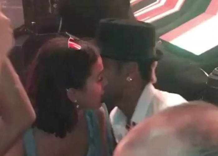 Com direito a beijo roubado, Neymar e Marquezine se reaproximam em casamento
