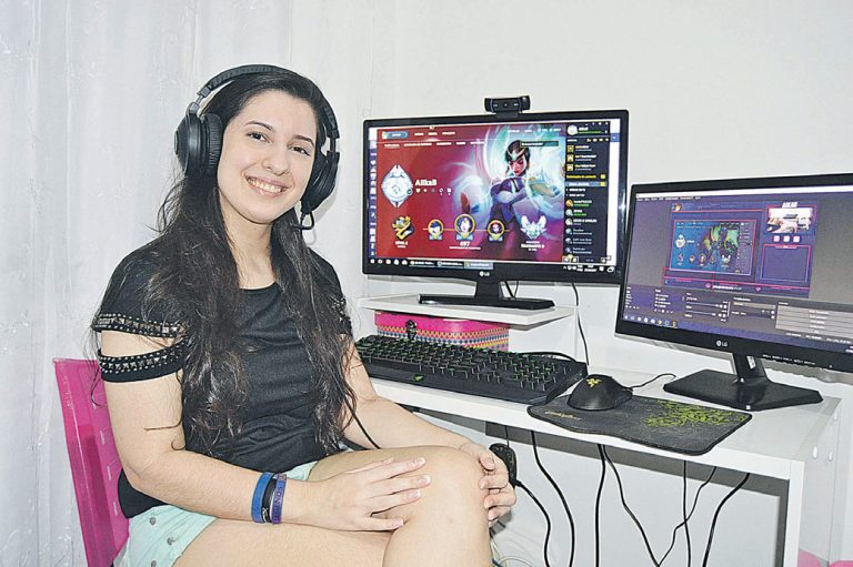 Universitária capixaba faz sucesso com jogo de batalha