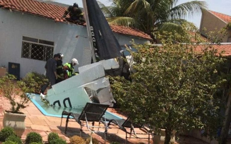 Avião cai sobre casa e mata três pessoas