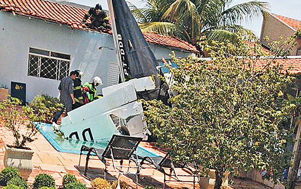 Avião cai sobre casa e mata três pessoas