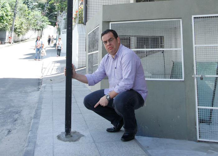 Prefeitura instala placa de trânsito no meio de “calçada cidadã”