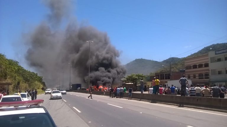 Acidente grave envolvendo vários carros interdita a BR-101
