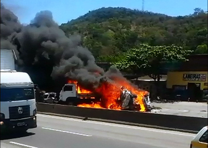 Motorista de carreta freou bruscamente ao se deparar com blitz da PRF