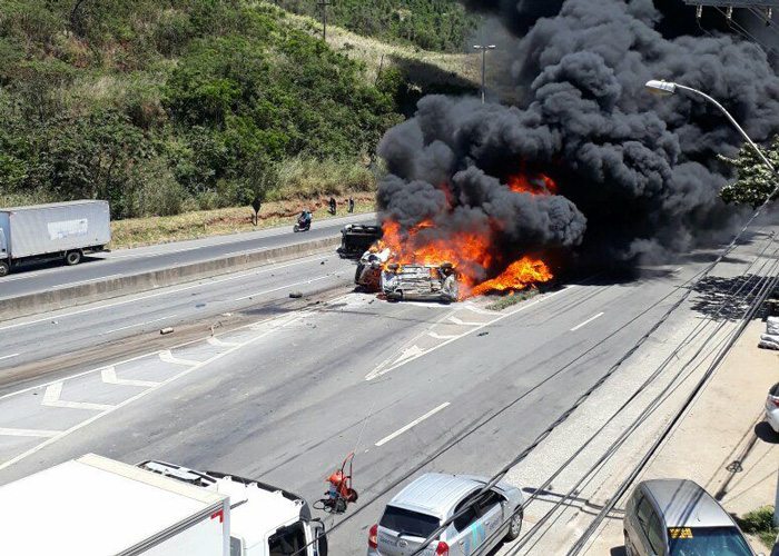 Trânsito na Rodovia BR-101 é liberado parcialmente após acidente