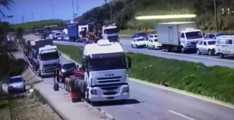 Vídeo mostra o instante do acidente que matou 4 na BR-101