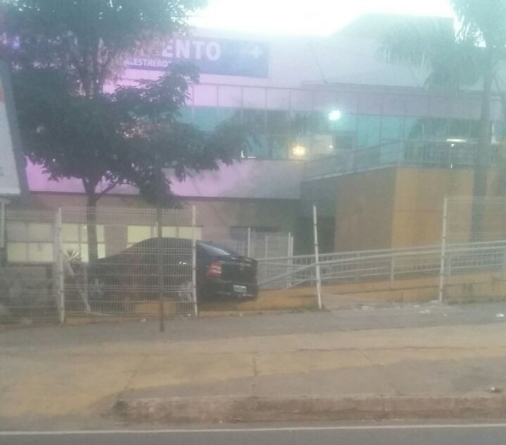 Carro invade PA de Alto Lage e motorista foge