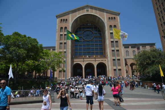Santuário de Nossa Senhora Aparecida recebe 200 mil fiéis no feriado