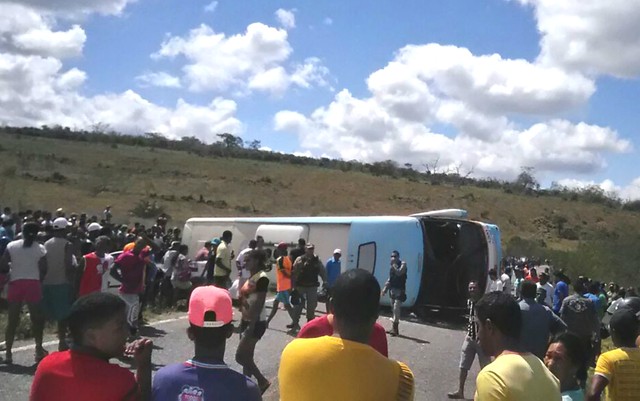 Cinco morrem e 30 ficam feridos em acidente de ônibus que transportava crianças