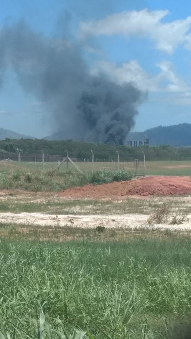 Bombeiros combatem incêndio em galpão no Aeroporto de Vitória