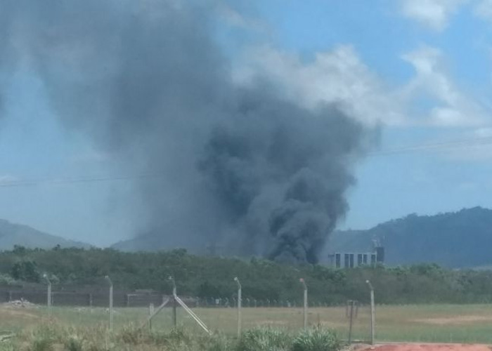 Bombeiros controlam incêndio em área do Aeroporto de Vitória