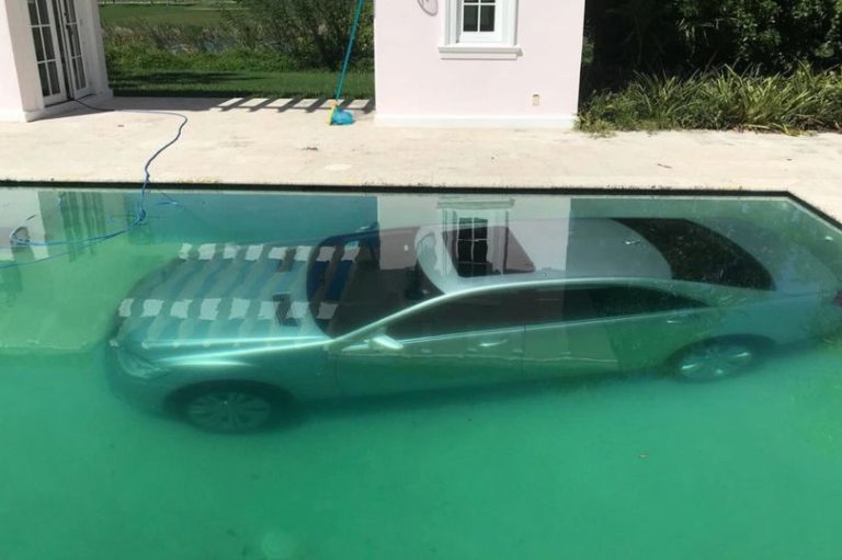 Banqueiro larga namorada, e ela joga carro na piscina